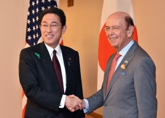 (写真1)岸田外務大臣とロス米国商務長官との握手の様子