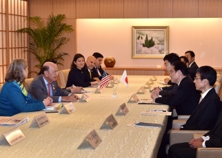 (写真2)岸田外務大臣とロス米国商務長官との会談の様子