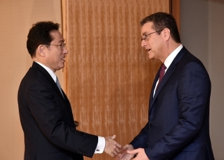 岸田外務大臣及び滝沢外務大臣政務官とアゼベド世界貿易機関事務局長とのワーキングランチ1