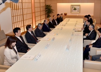 「日米経済研究会2016」委員による岸田外務大臣への提言提出2