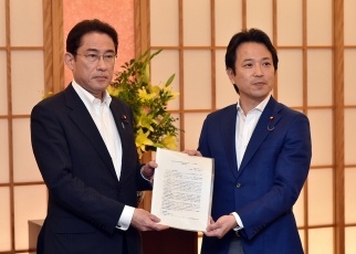 「『在外邦人の安全対策強化に係る検討チーム』の提言」の点検報告書の提出1