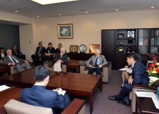 日豪草の根交流事業オーストラリア人元戦争捕虜による木原外務副大臣表敬2