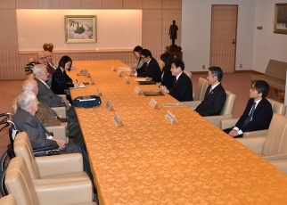 米国人元戦争捕虜一行による岸田外務大臣表敬2