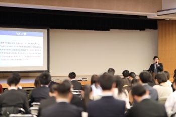 (写真5)外務省員による体験談の様子