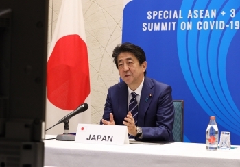 テレビ会議を行う安倍総理大臣(写真提供:内閣広報室)