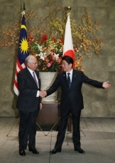 (画像)ナジブ・マレーシア首相を出迎える安倍総理大臣