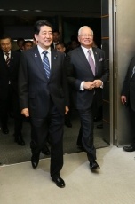 (画像)共同記者発表に臨む両首脳