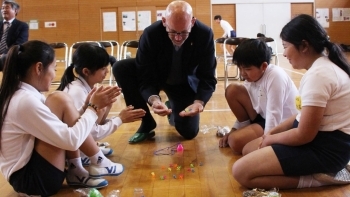 (写真2)グアテマラの玩具を紹介する様子