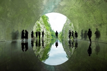 (写真1)マ・ヤンソン/MADアーキテクツ「Tunnel of Light」(Photo by NAKAMURA Osamu) (十日町市の「大地の芸術祭」作品)