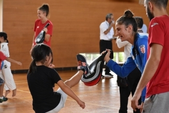 (写真2)クロアチアのテコンドー選手と交流する市内の小学生