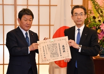 全日本空輸株式会社への外務大臣感謝状授与1