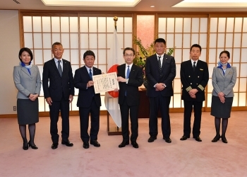 全日本空輸株式会社への外務大臣感謝状授与2