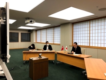 鈴木外務副大臣とオナル・トルコ外務副大臣とのテレビ会談1