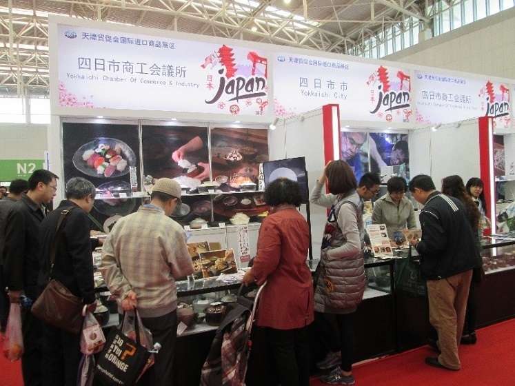 （写真2）天津市内で開催された「四日市フェア」で地場産品の展示販売やシティプロモーションをする様子（2019年（平成31年）3月）