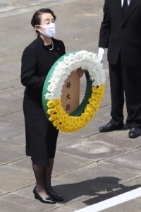 (写真1)「被爆75周年長崎原爆犠牲者慰霊平和祈念式典」に参加する尾身外務大臣政務官の様子