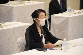 (写真2)「被爆者団体から要望を聞く会」に出席する尾身外務大臣政務官の様子