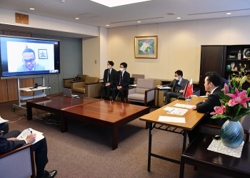 宇都外務副大臣とブラウン・トリニダード・トバゴ外務・カリコム担当大臣とのテレビ会談1