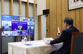 テレビ会議を行う菅総理大臣3(写真提供:内閣広報室)