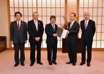 APECビジネス諮問委員会日本委員による茂木外務大臣表敬(委員との撮影)