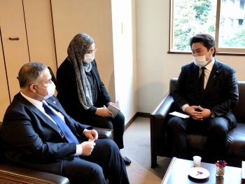 ハリーファ・バーレーン王国首相薨去に際した鷲尾外務副大臣による弔意の記帳2