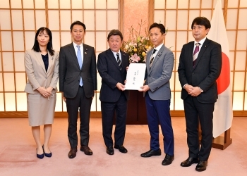 (写真1)国連世界食糧計画(WFP)国会議員連盟と記念撮影する茂木外務大臣