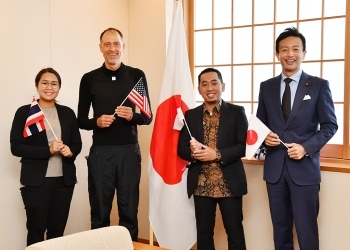 (写真1)日本の魅力発信に関する外国人専門家と記念撮影する鈴木隼人外務大臣政務官
