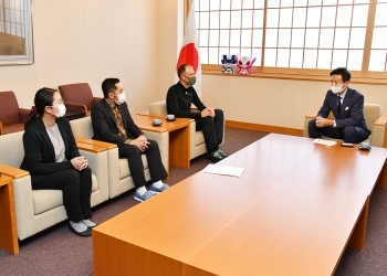 (写真2)鈴木隼人外務大臣政務官と日本の魅力発信に関する外国人専門家との意見交換の様子