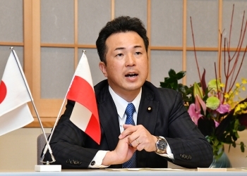 (写真1)ヤブウォンスキ・ポーランド外務次官とのテレビ会談で発言する宇都外務副大臣