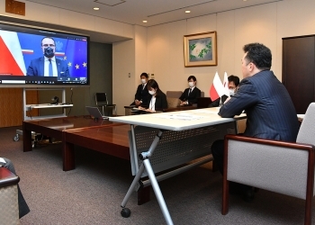 (写真2)宇都外務副大臣とヤブウォンスキ・ポーランド外務次官とのテレビ会談の様子