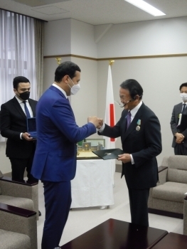 麻生太郎副総理兼財務大臣とウムルザーコフ ウズベキスタン副首相兼投資 対外貿易大臣との会談 外務省