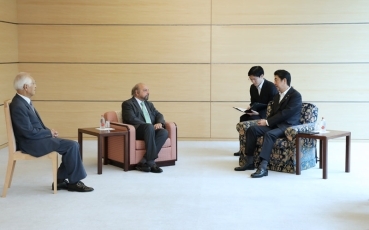 (写真2)表敬を受ける安倍総理大臣(写真提供:内閣広報室)