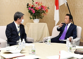 （写真1）令和3年度外務省予算折衝中の両大臣