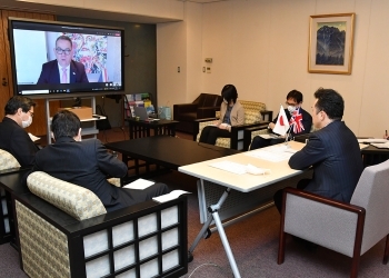 (写真2)宇都外務副大臣とアダムズ英外務・英連邦・開発省閣外大臣とのテレビ会談の様子