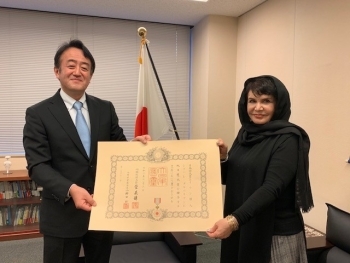 (写真1)ショーレ・ゴルパリアン氏の旭日双光章叙勲伝達式の様子(勲記の伝達)
