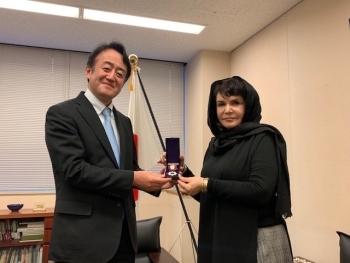(写真2)ショーレ・ゴルパリアン氏の旭日双光章叙勲伝達式の様子(勲章の伝達)