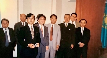 (写真3)日本側交渉団