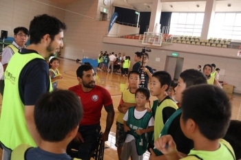 (写真3)合宿期間中に加美町内の小学生と交流するチリ・パラカヌー選手
