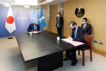 (写真1)署名する大江博駐イタリア日本国特命全権大使とジルベール・F・ウングボIFAD総裁