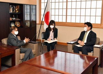 ヴァルマ駐日インド大使による鷲尾外務副大臣表敬2