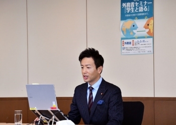 (写真1)鈴木 隼人 外務大臣政務官