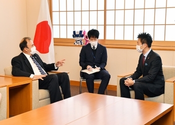 フィオル駐日チリ大使による鈴木隼人外務大臣政務官表敬(会談)