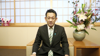 開会挨拶を行う國場外務大臣政務官の様子