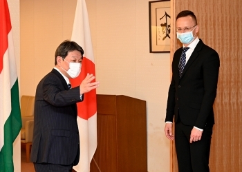 茂木敏充外務大臣とシーヤールトー・ペーテル・ハンガリー外務貿易大臣の会談前の様子
