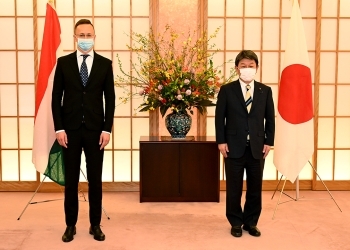 茂木敏充外務大臣とシーヤールトー・ペーテル・ハンガリー外務貿易大臣の会談前の記念撮影