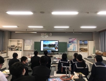 (写真2)守谷市立守谷中学校でのオンラインの様子