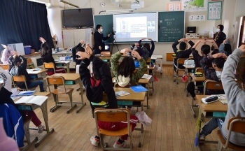 (写真2)オンライン形式での、「喬木村立喬木第一小学校の皆さんの外務省訪問」の様子