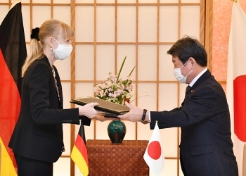 茂木敏充外務大臣とイナ・レーペル駐日ドイツ大使による、署名した公文の交換の様子