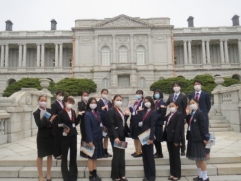 (写真4)迎賓館赤坂離宮での集合写真(直立)