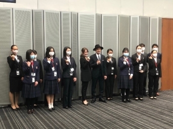 (写真10)今井絵理子参議院議員、ISSA氏(歌手)との集合写真