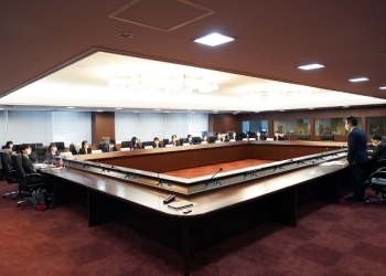 (写真14)國場幸之助外務大臣政務官による説明の様子